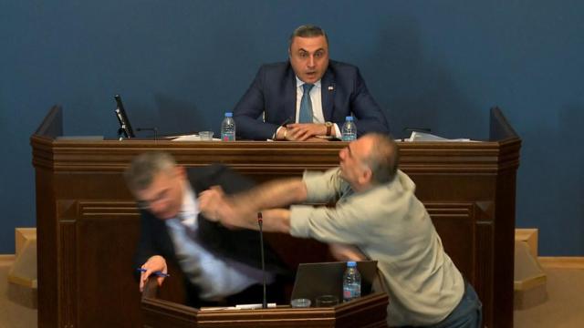 Во время обсуждения закона в парламенте Грузии началась драка