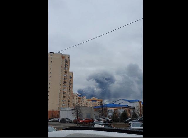 Дым поднимается над районом аэропорта Гостомеля