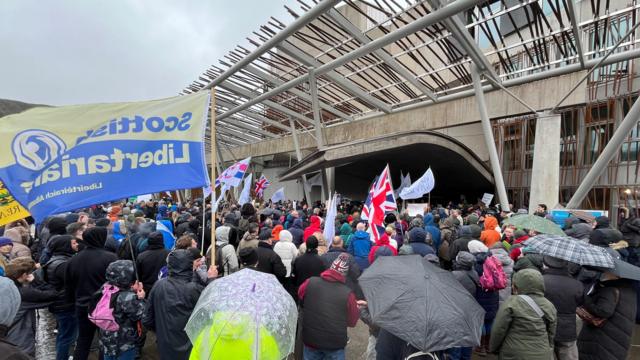 Демонстрации около парламента Шотландии