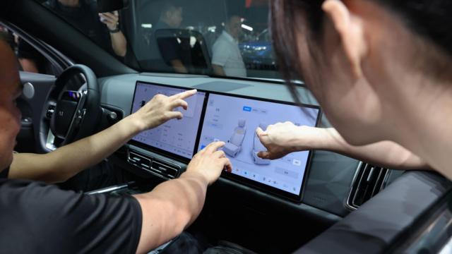 Китайцы уже привыкли к шикарному набору опций и развлечений в машинах. Салон автомобиля Li Auto