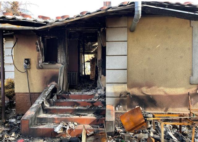 Сгоревший дом Людмилы, запечатленный на фото два года назад