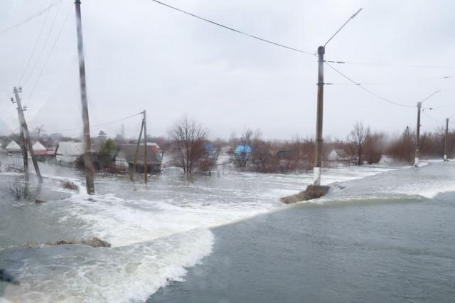 Орск. Затопленная дорога в Ленинском районе.