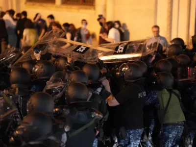 dapirispirebaaa e1714505069564 Новости BBC акция протеста в тбилиси, грузинская полиция, закон об иноагентах в грузии