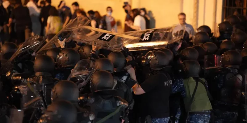 dapirispirebaaa e1714505069564 новости акция протеста в тбилиси, грузинская полиция, закон об иноагентах в грузии