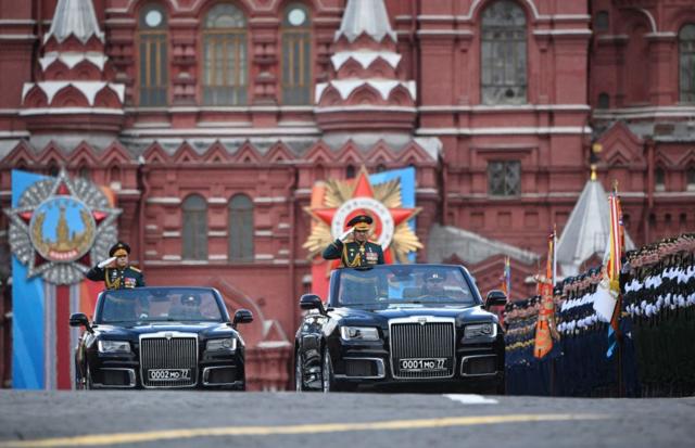 Принимал парад министр обороны РФ Сергей Шойгу, командовал парадом главком сухопутных войск Олег Салюков