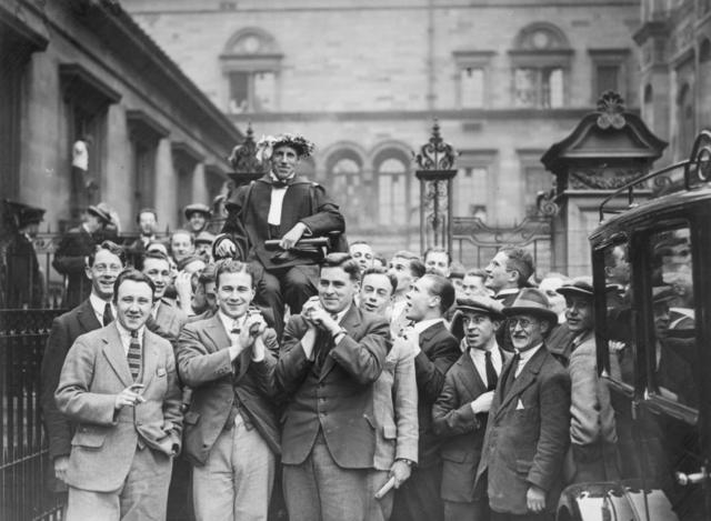 Шотландский спортсмен Эрик Лидделл в окружении студентов Эдинбургского университета после своего триумфального возвращения с летних Олимпийских игр 1924 года