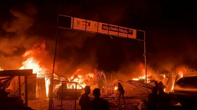 Пожар в лагере в Рафахе
