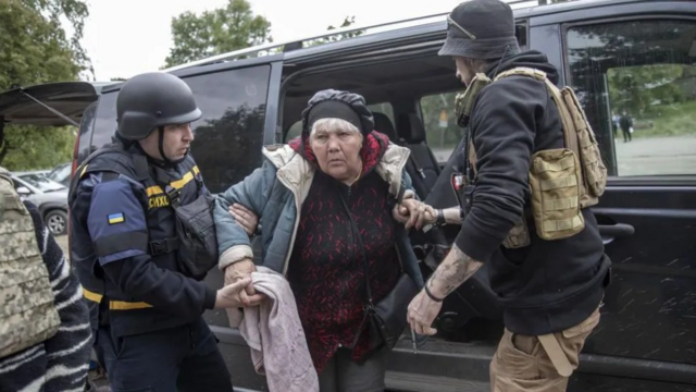 Полицейские эвакуируют бабушку