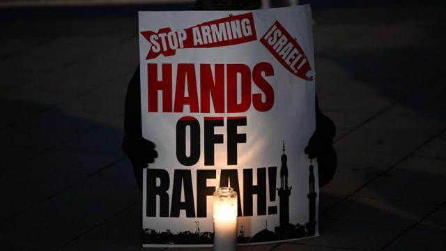 Плакат, призывающий к окончанию военных действий в Рафахе