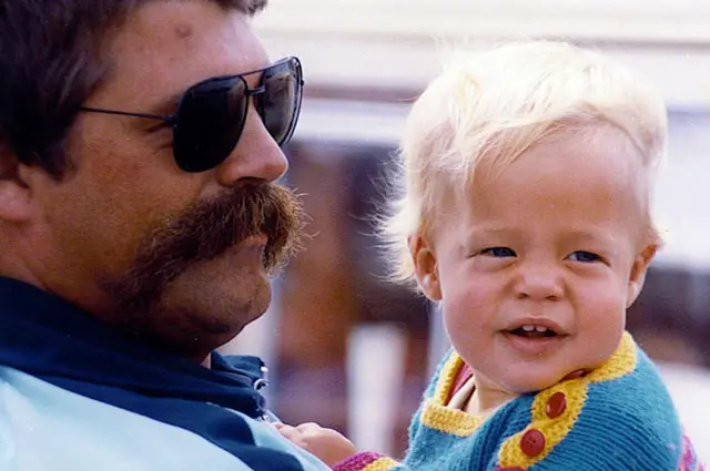 Ян с сыном на руках (фото 1982 г.)