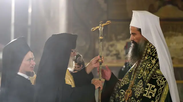 Новый болгарский патриарх Даниил (R) получает патриарший жезл во время интронизации в Александро-Невском соборе в Софии, Болгария, 30 июня 2024 года.