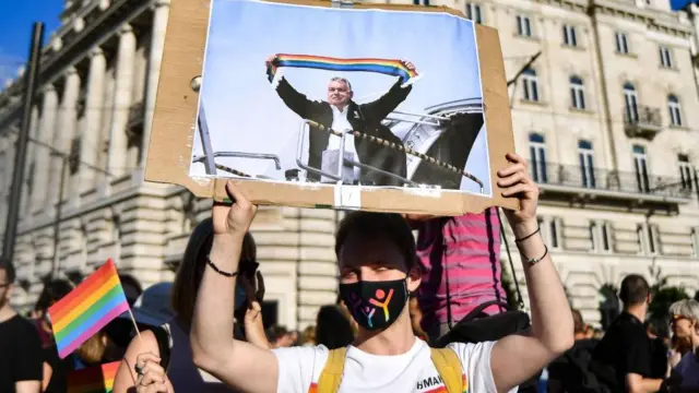 Протестующий против "Анти-ЛГБТ закона" в Венгрии. Июнь, 2021 год