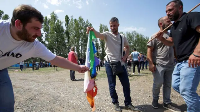 Участники гомофобной акции сжигают радужный флаг. Тбилиси. 8 июля 2023 год
