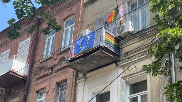 Балкон расположенного в Тбилиси офиса Tbilisi Pride 